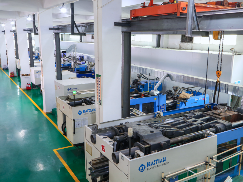 injection-molding-factory-2