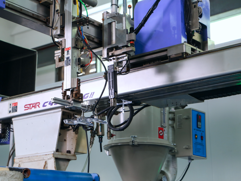 injection-molding-factory-3
