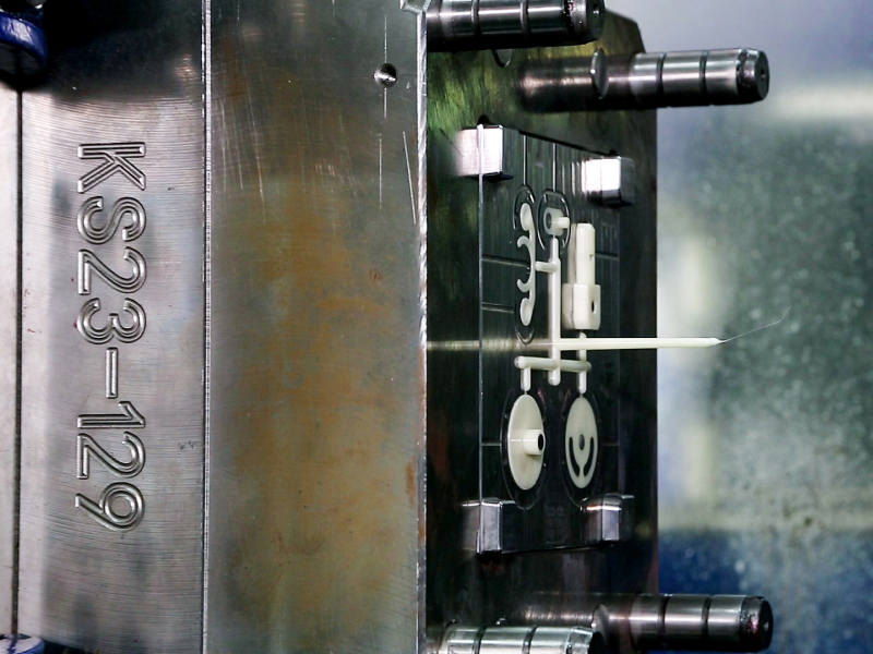 injection-molding-factory-1